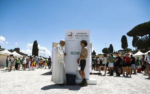 Un fiel habla con un sacerdote durante la Jornada de Penitencia por el Jubileo de la Juventud en el Circo Máximo (Circo Massimo) en Roma, Italia, el 1 de agosto de 2025.