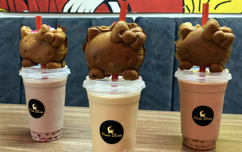 El bubble tea de taro es el más vendido en Moon China, acompañado por sus icónicas Kitty’s: waffles rellenos que coronan la bebida.