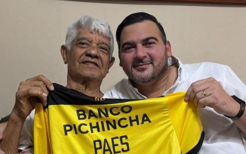 Pepe Paes y una de sus camisetas junto a Antonio Álvarez, presidente del Barcelona SC.