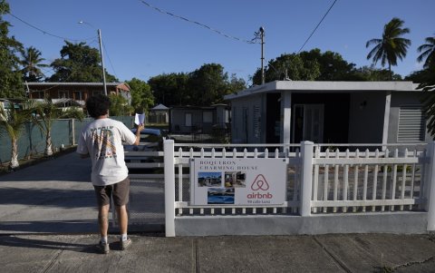Braulio Quintero, con una coalición de grupos que se oponen a la construcción del megaproyecto Esencia, deja información en un Airbnb en Cabo Rojo, Puerto Rico