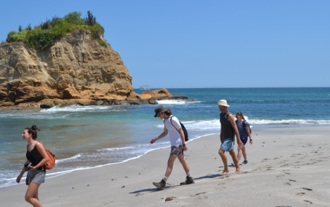 La playa Los Frailes cada año acoge a varios turistas atraídos por su paisaje