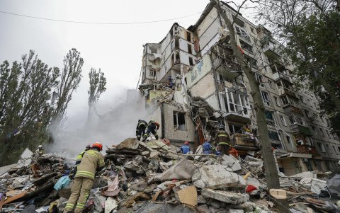 Trabajadores buscan el 31 de julio entre los escombros de un edificio de nueve plantas en Kiev derrumbado en un ataque con drones de Rusia.