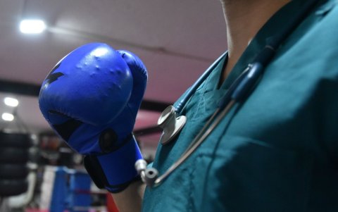 Un guante de box y el estetoscopio resumen los amores de Cristóbal.