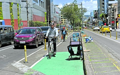 La invasión de la ciclovía es común en Quito. Hace falta mayor énfasis en la educación vial.