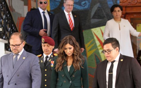 Visita. La secretaria de Seguridad, Kristi Noem (centro), y el ministro John Reimberg, en Carondelet.