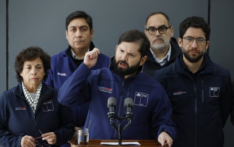 El presidente de Chile, Gabriel Boric (c), habla junto a la ministra de minería, Aurora Williams (i), y otras autoridades durante una rueda de prensa