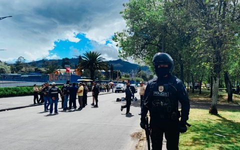Los exteriores del centro comercial en el sur de Quito fue acordonada para el levantamiento del cadaver.
