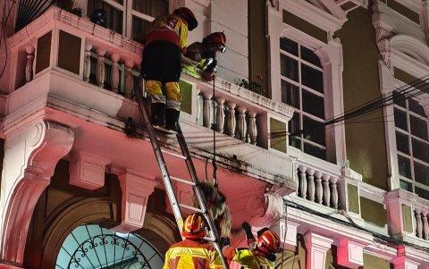 Bomberos de Quito utilizaron escaleras para subir al balcón de la casa abandonada del Centro Histórico.