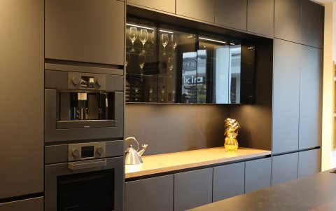 El negro es uno de los colores que más se utilizan en el mobiliario de cocina.