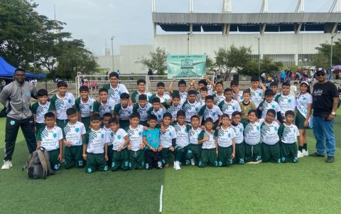 El equipo Los Diamantes con todo el entusiasmo para competir en LigaPro Kids.