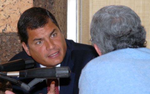 El entonces presidente Rafael Correa en una entrevista.