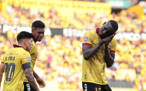 Janner Corozo (d) celebró a su estilo el gol de penal para Barcelona ante Orense.