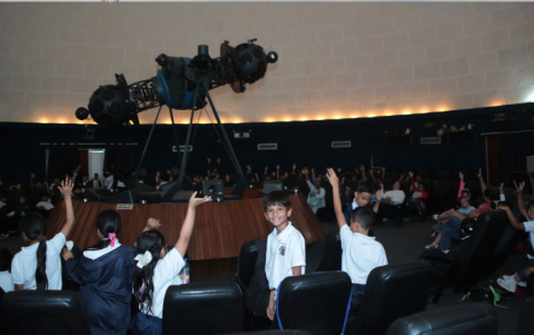 Aprendizaje. Los menores disfrutan de aprender sobre astronomía de forma didáctica y divertida.