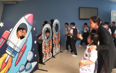 Diversión. Hay un espacio para que las personas puedan fotografiarse como astronautas.