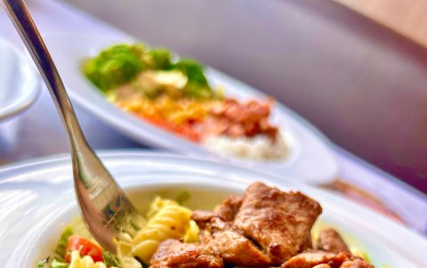 La nueva carta incluye platos más saludables, desayunos y opciones para compartir.