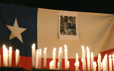 Fotografía de un bandera de Chile con retratos de los mineros atrapados en El Teniente.