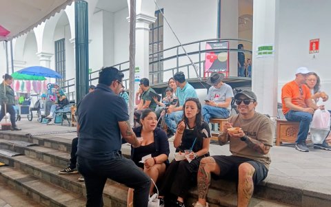 Familias enteras disfrutaron de los postres tradicionales en la Feria de los Dulces.