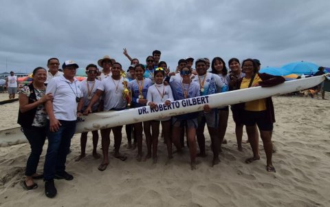 Toda la plantilla del Guayaquil Rowing Club en Salinas.