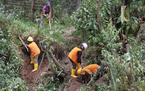 La comunidad y personal municipal participa en la limpieza de la quebrada Yacupugro.