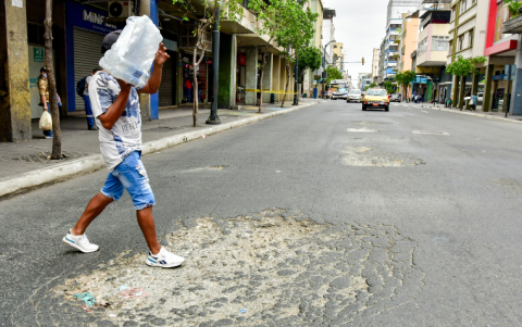Centro. La calle Rumichaca presenta varios cráteres en la calzada, pese que constantemente recibe reparaciones por parte de las autoridades.