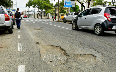 La calle Carchi fue recientemente reparada. Sin embargo, ya se ven los baches cerca de la ciudadela Las Acacias, al sur de Guayaquil.