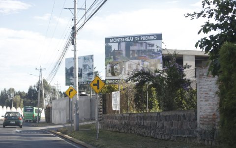 Oferta. Hay anuncios de venta de departamentos y casas. Las urbanizaciones han proliferado.