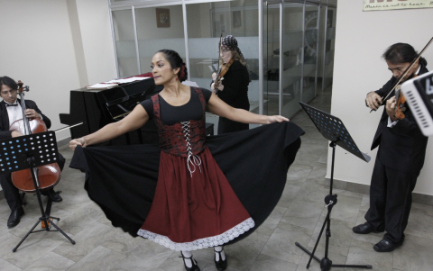 Scarlett Pazmiño interpretó una danza clásica vienesa con traje típico y castañuelas, evocando el alma festiva y melancólica de la música de Schubert en la Schubertiada 2025.