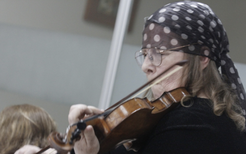 Olga cautivó al público con su interpretación, combinando técnica impecable y sensibilidad en una pieza de cámara que rindió tributo al legado de Schubert.