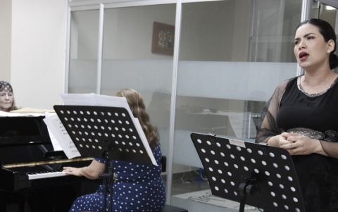 Rubí elevó la emoción de la velada con su voz lírica y presencia escénica, interpretando obras de Schubert.