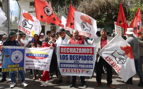 El viernes 1 de agosto del 2025, organizaciones de trabajadores hicieron un plantón frente a la Corte Constitucional. Exigen frenar los despidos.
