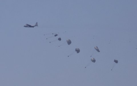 Ayuda humanitaria cae del cielo.