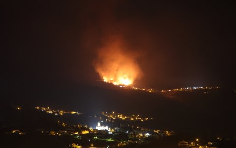 Bomberos controlando la emergencia.