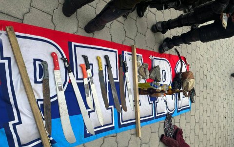 Las armas blancas encontradas a integrantes de la barra de El Nacional.