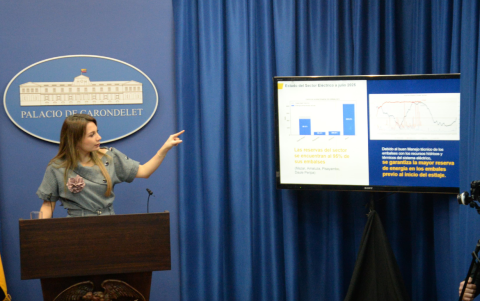 Carolina Jaramillo advierte sobre movimientos financieros sospechosos en organizaciones sociales en Ecuador.