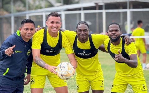 La plantilla de Delfín lucha por mantenerse alejado de la zona del descenso.