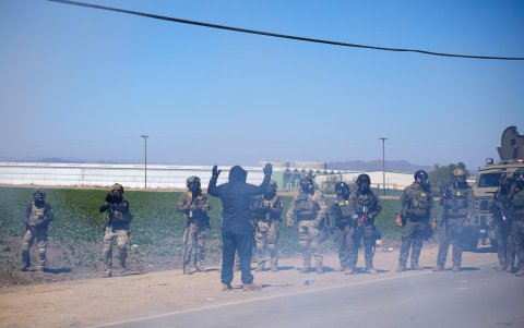Funcionarios federales de inmigración realizan redadas en dos granjas en el sur de California, EE.UU., en una fotografía del 10 de julio de 2025.