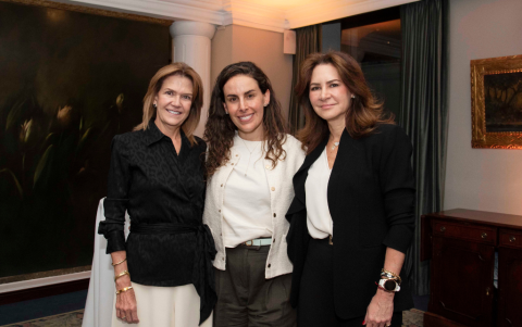 Alexandra Stewart y Nur Cristiani, ambas de J. P. Morgan, junto a su anfitriona, Priscilla Falconi Avellán.
