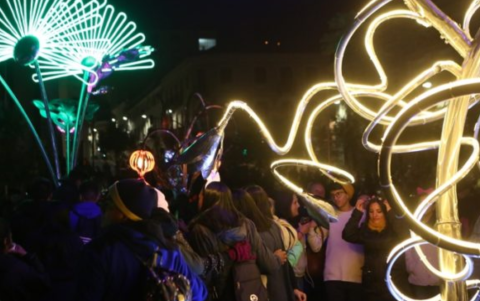 Cada año la Fiesta de la Luces en Quito reúne a miles de personas, entre locales y turistas
