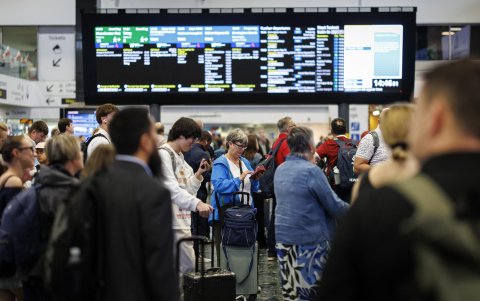 Pasajeros esperan los servicios de tren en la estación de Euston mientras la tormenta Floris interrumpe viajes por ferrocarril, carretera y aire en Escocia, Irlanda del Norte, Gales e Inglaterra.