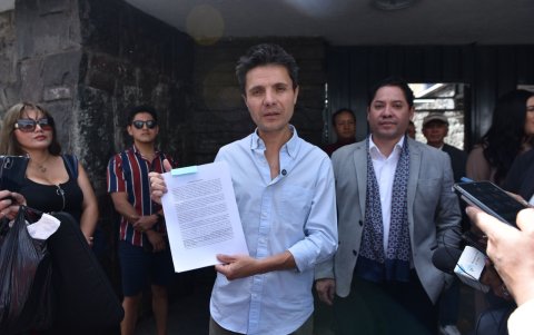 Proyecto. El concejal Wilson Merino y vecinos acudieron al CNE para entregar el proyecto de seguridad.