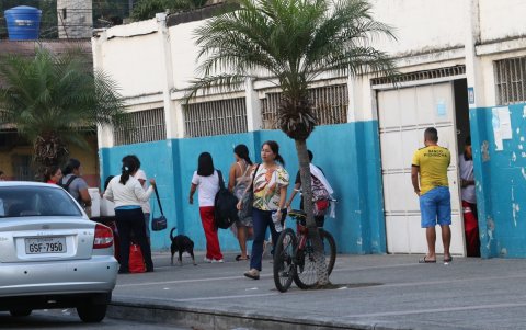 Los representantes de estudiantes de la escuela Raúl Clemente Huerta lamentan los cobros.