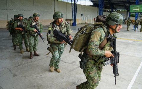Militares durante actividades en el sector Alto Punino, en Francisco de Orellana.