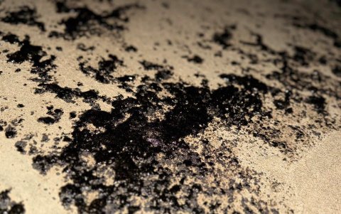 El petróleo lució envuelto en la arena del perfil costero de la comuna Monteverde