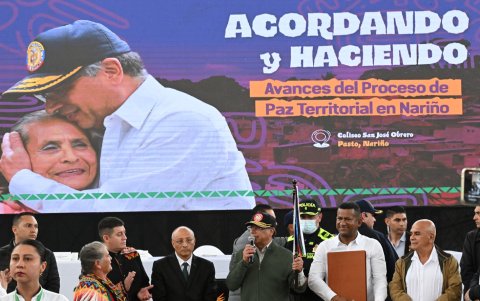El presidente Gustavo Petro, habla durante un evento con Comuneros del Sur, un grupo disidente de la guerrilla del Ejército de Liberación Nacional, en Pasto, el 5 de abril de 2025.