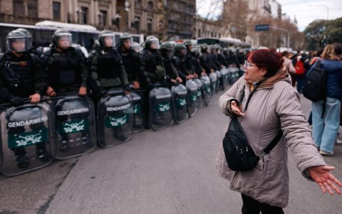 Una persona que se manifiesta durante la protesta contra el veto a la ley de emergencia en discapacidad se enfrenta a la Policía.