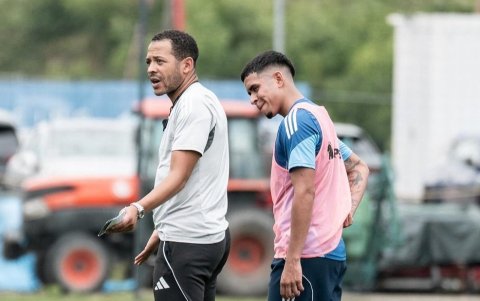 Kendry Páez (d) posa junto a Liam Rosenior, DT del Racing de Estrasburgo.