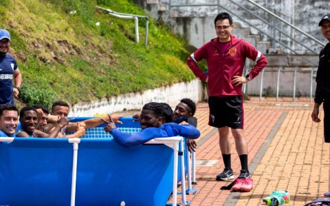 El entrenador Joe Armas (c) regresó al banquillo del Imbabura.