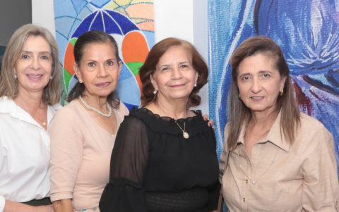 Verónica de Holguín, Magdalena de Peñaherrera, Alicia de Rodríguez y María Elena de Azar.