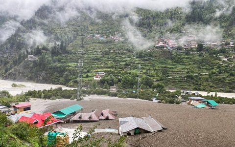 Edificios residenciales parcialmente sumergidos en lodo después de que un aguacero provocara un deslizamiento de tierra masivo en el estado de Uttarakhand, en la India.