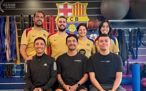 Daniel (c) junto a su DT Andrés Chocho y el equipo médico del centró culé donde se atiende.